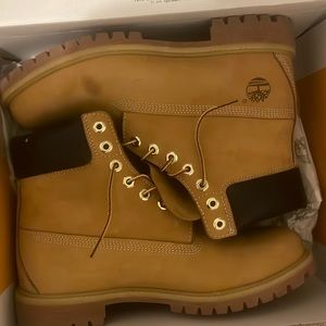 Wheat timberland classic 6’ boots. Wore twice.